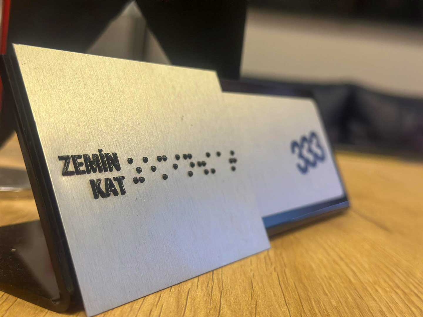 Kabartmalı Metal etiket tasarımı. Ankara Metal etiket üretimi.