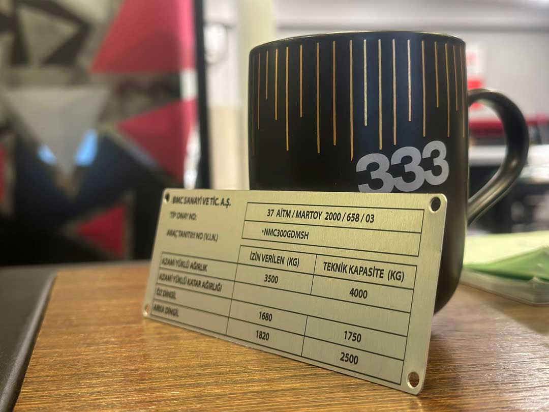 Parlak metal etiket, lazer ile şirket logosu ve bilgileri kazınmış. Ankara Metal etiket üretimi.