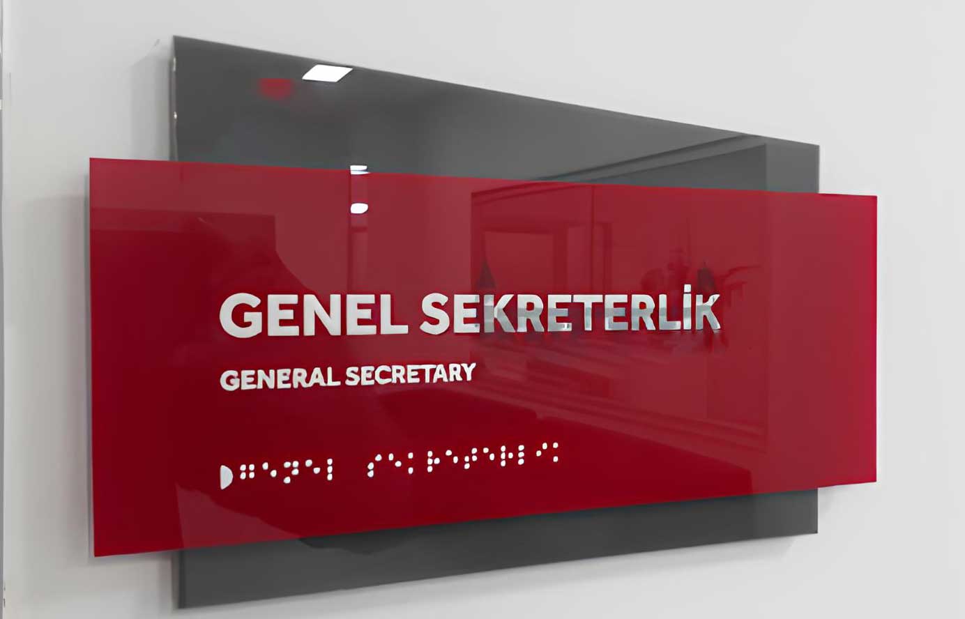 Pleksi üzerine lazer kazıma yöntemiyle yazılmış detaylı ve net bir metin. Ankara Pleksi Etiket üretimi