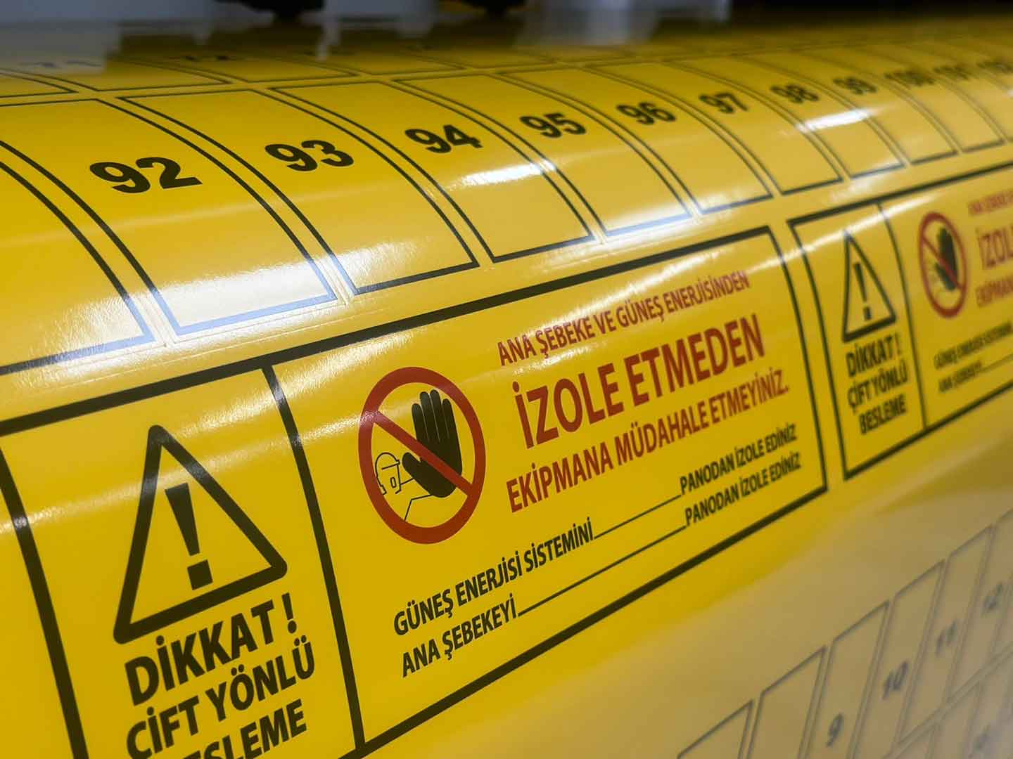 Endüstriyel folyo etiketin yakın çekim görüntüsü.