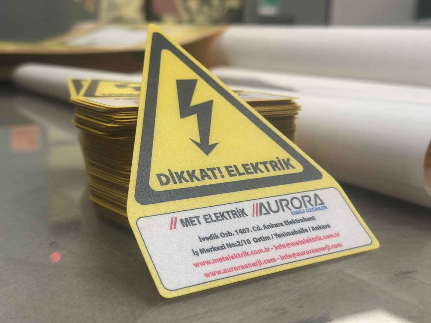 Endüstriyel bir makine üzerinde net ve dayanıklı Lexan etiket. Ankara endüstriyel lexan etiket üretimi ile sıra dışı çözümler!