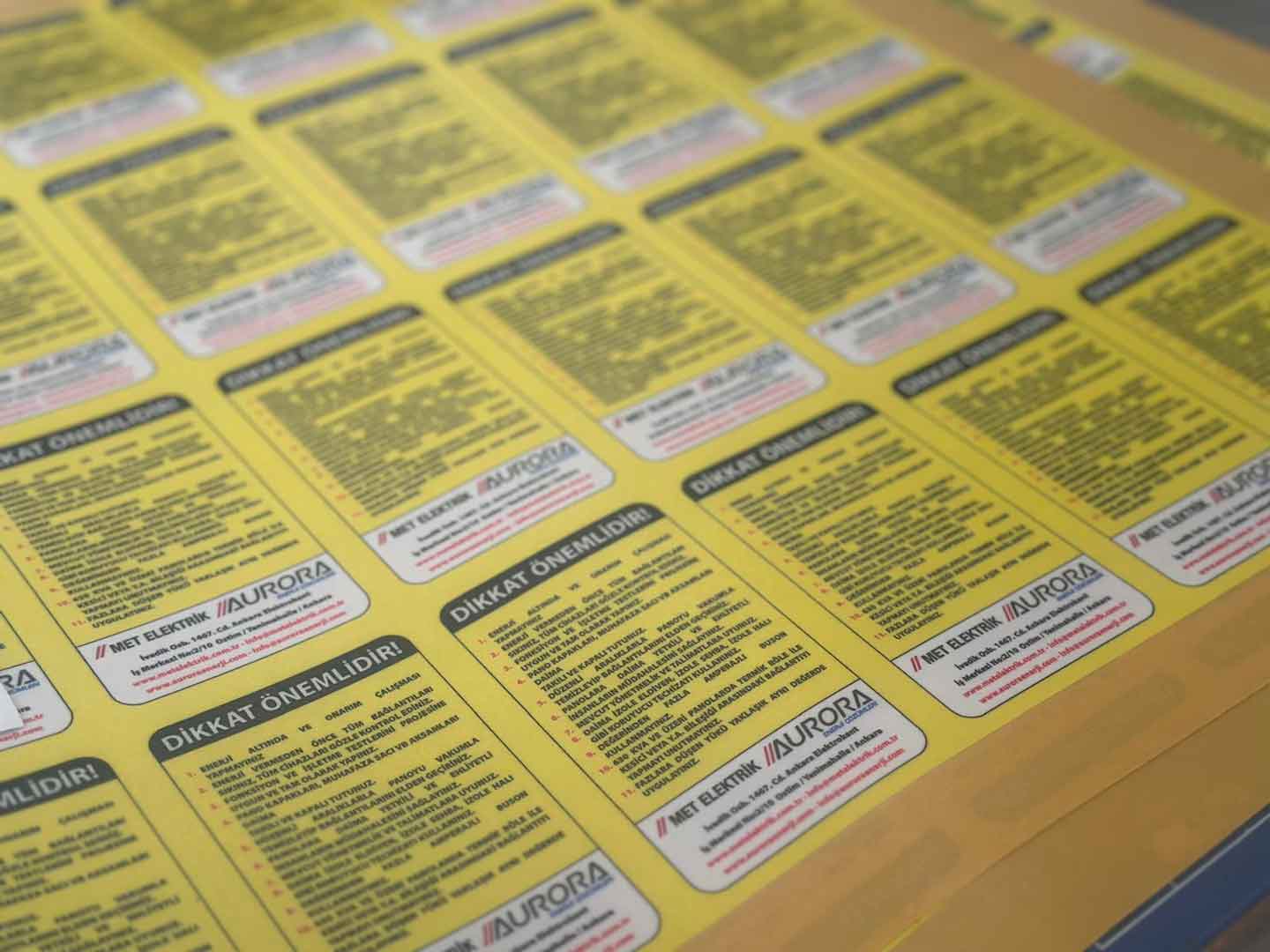Endüstriyel bir makine üzerine yerleştirilmiş dayanıklı ve yüksek kaliteli baskıya sahip Lexan etiket. Ankara endüstriyel lexan etiket üretimi ile sıra dışı çözümler!
