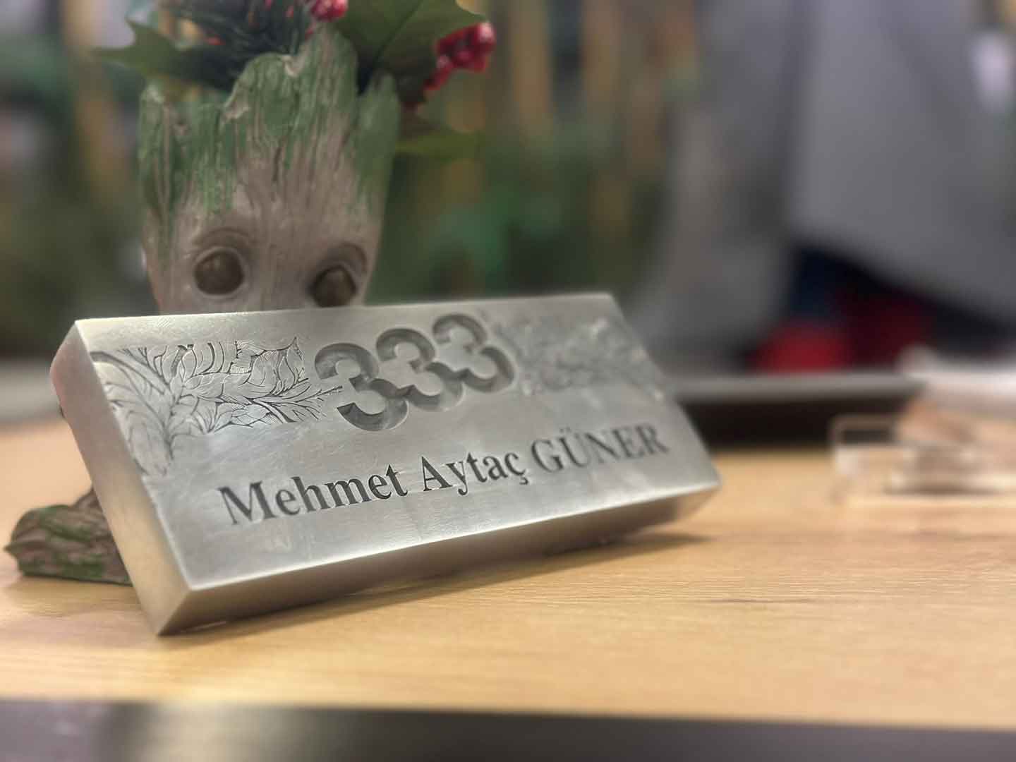 Metal isimlik masada duruyor.