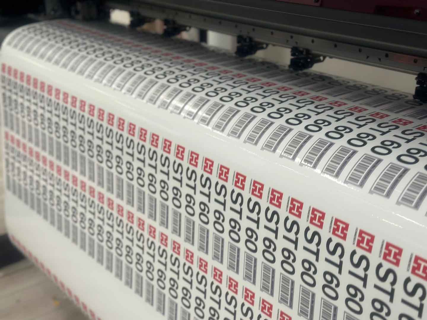 Etiket baskı makinesiyle etiket basımı yapılıyor